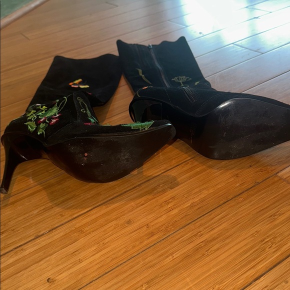 Embroidered Black Boots with Floral Design - Picture 3 of 10